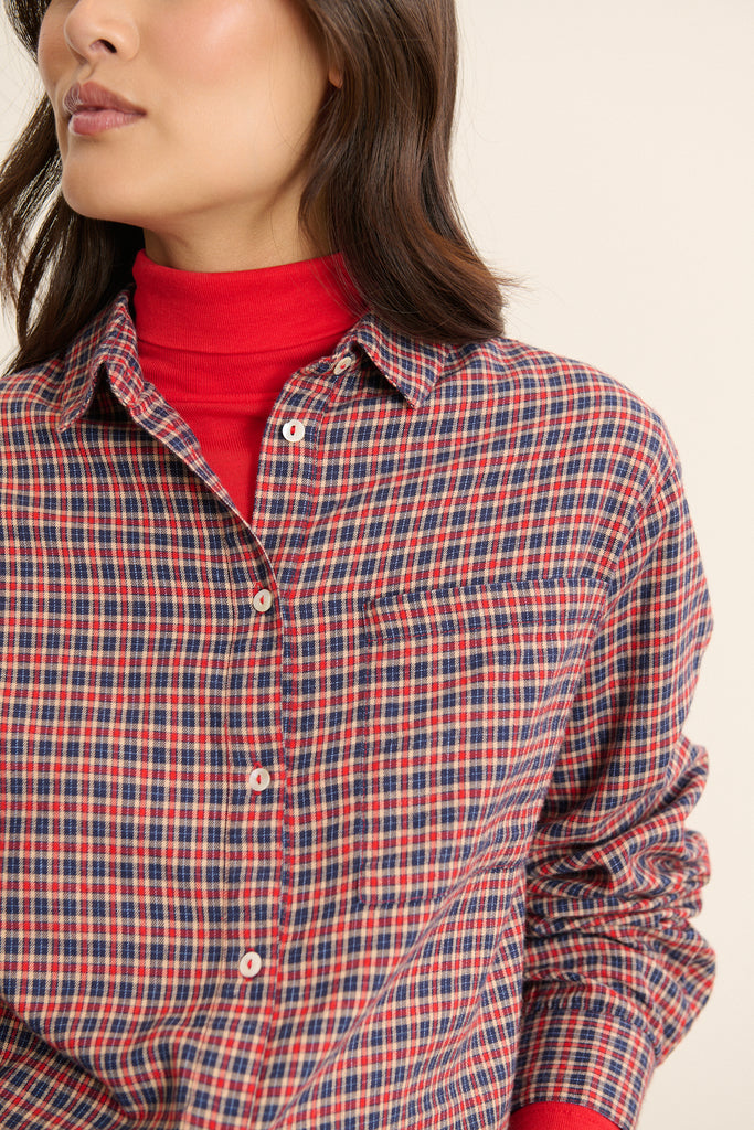 Tissu 100 % coton en flanelle douce, motif à carreaux rouge et noir, toucher gratté et tombé souple sur toute la chemise.