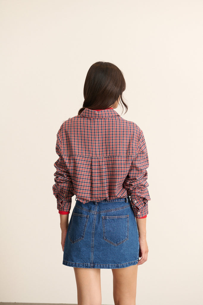Vue arrière de la chemise à carreaux, découpe horizontale avec fronces légères apportant de l'aisance au dos. 