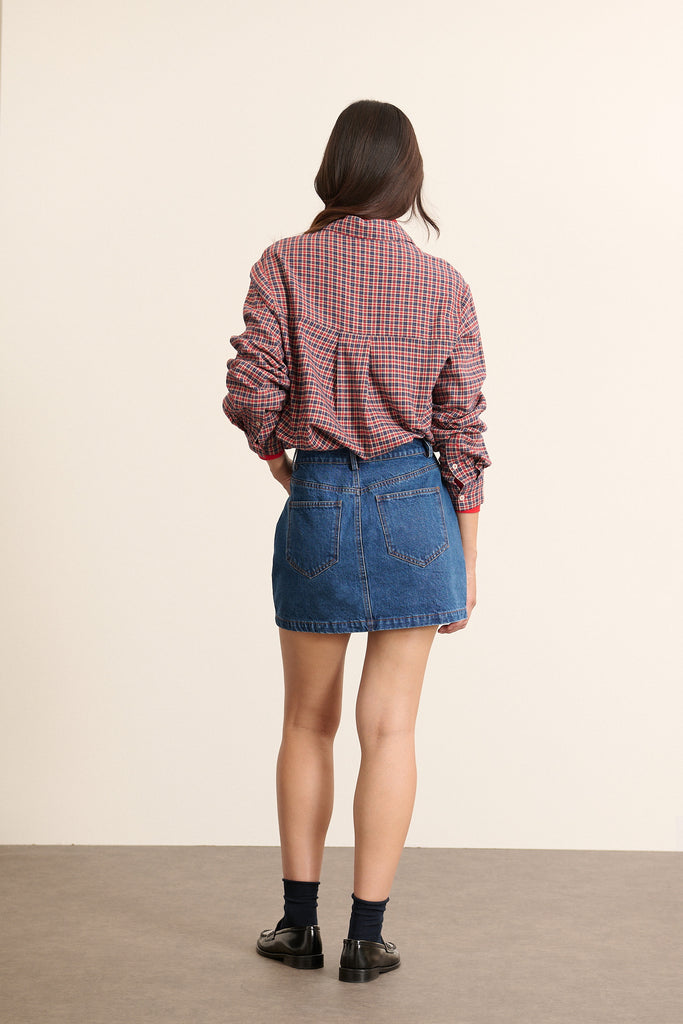 Fabriquée entièrement en coton, la chemise TED à la coupe ajustée mais ne colle pas au corps, coloris rouge.