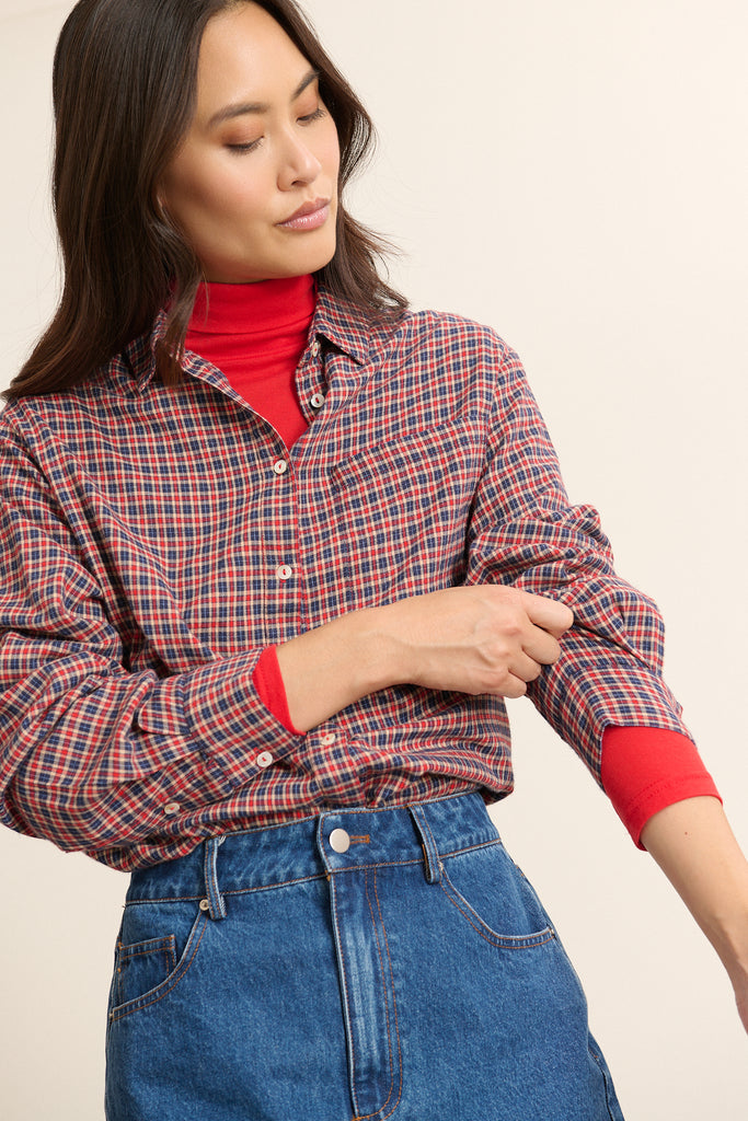 TED, la chemise coloris rouge avec poche poitrine plaquée côté gauche avec couture visible raccordée aux motifs à carreaux. 