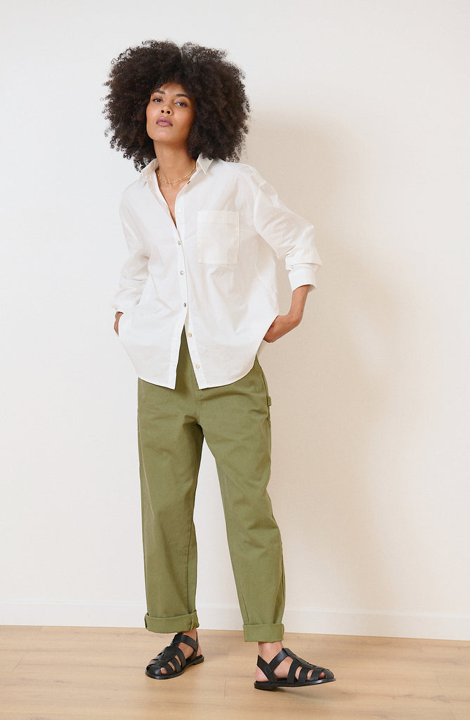Haut coupe oversize unie avec poches poitrine et détails plissés au dos vêtement vestiaire femme