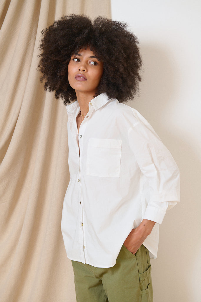 Chemise blanche en coupe ample avec découpe dos plis et poches poitrine garance paris