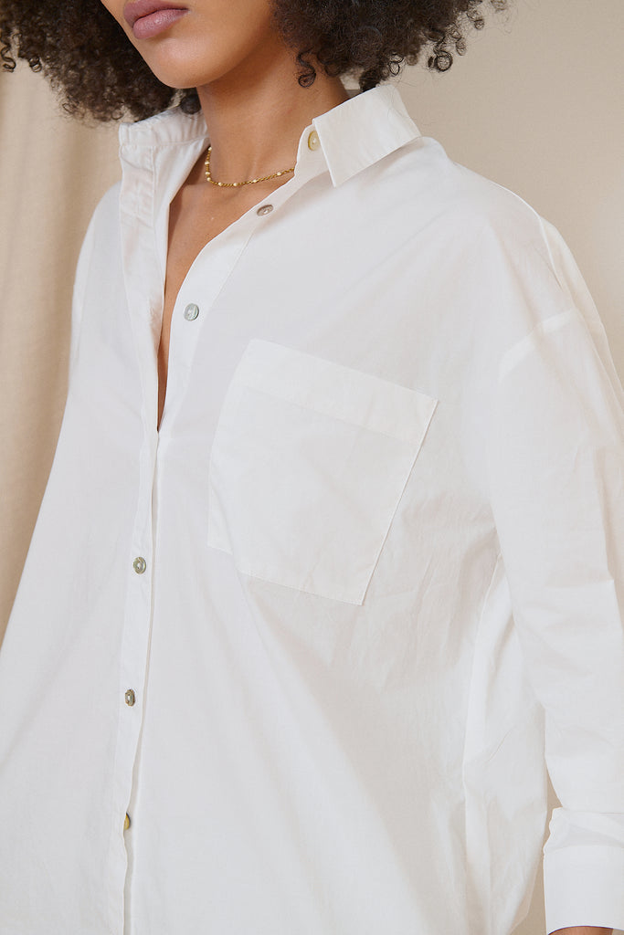 Chemise fluide unie avec plis au dos poches poitrine et coupe ample collection printemps été