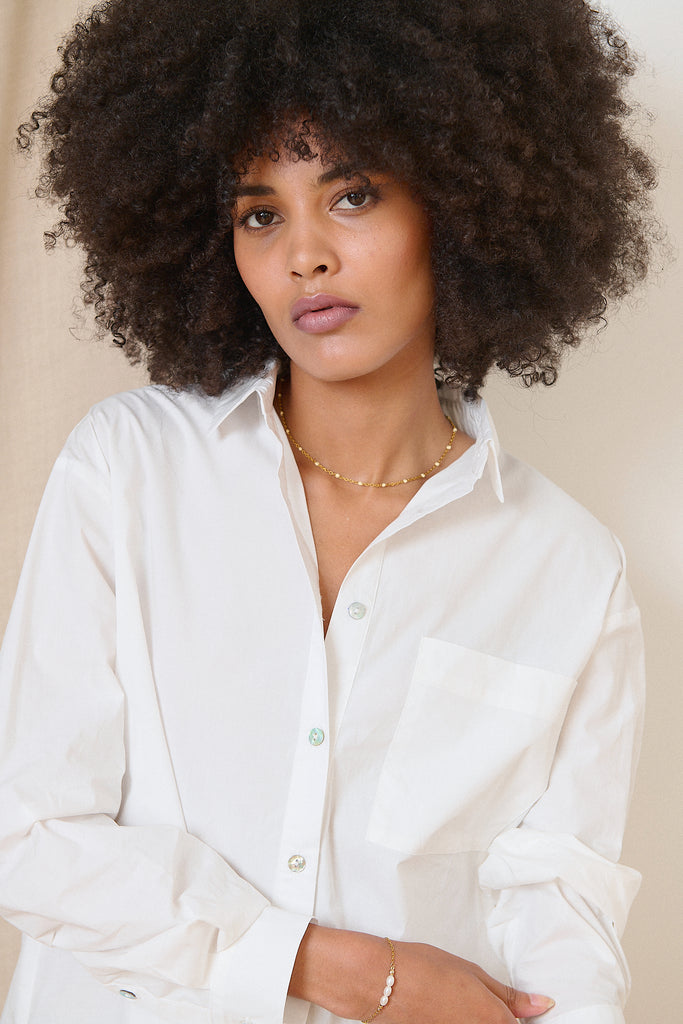 Chemise oversize unie avec poches poitrine et jeu de plis dans le dos vêtement vestiaire femme