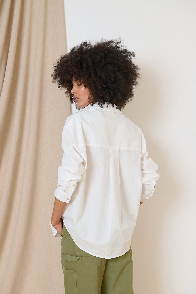 Chemise blanche unie structurée avec plis au dos poches poitrine et coupe légèrement oversize collection printemps été