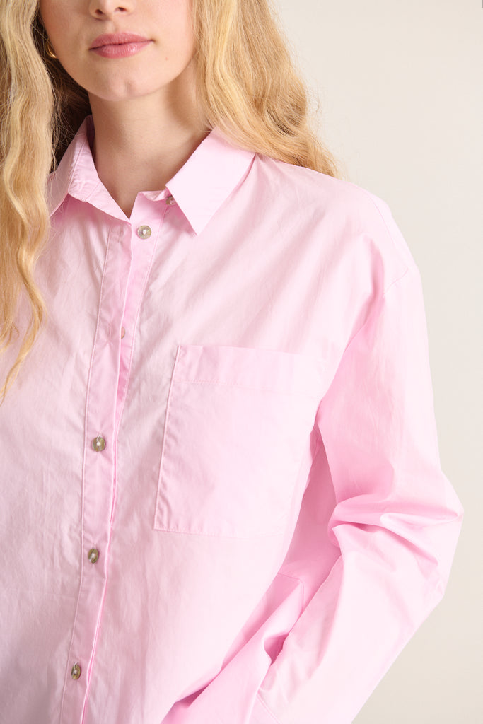Chemise légèrement oversize au doux coloris rose avec une patte de boutonnage top estival 
