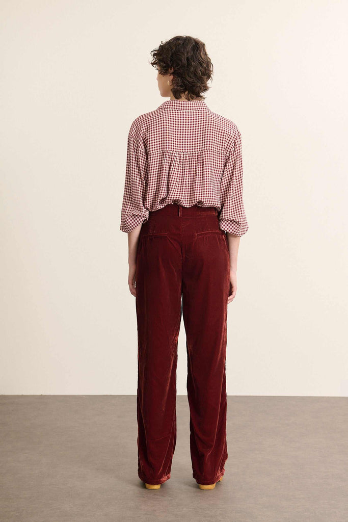 Vue arrière de la chemise coloris bordeaux à carreaux, avec col classique et découpe devant et de dos avec fronces.