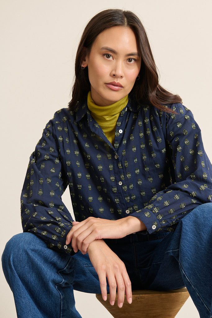 Chemise ample en voile de coton marine, collection Garance Paris automne hiver 2025, broderie Dobby et fronces devant et dos.