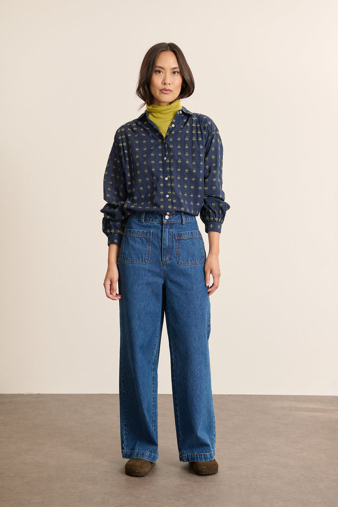 Mannequin femme de face portant une chemise marine en voile de coton, broderie Dobby, col chemise Garance Paris.