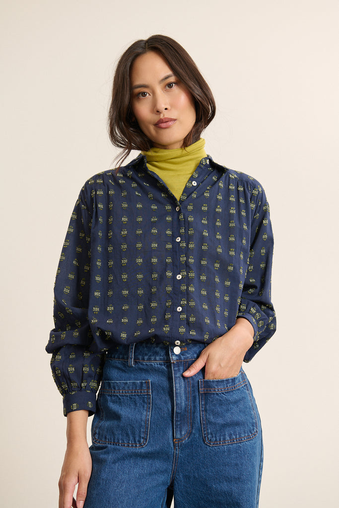 TELMA, chemise à la découpe horizontale sur le devant avec fronces sous empiècement, apportant du volume à la pièce. 
