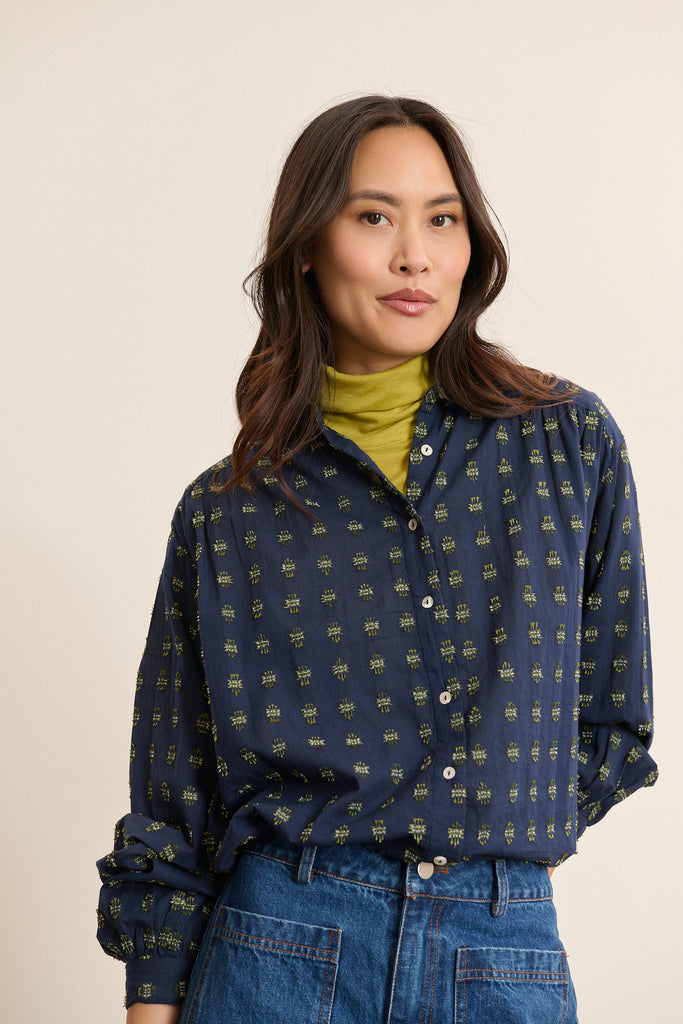 Fermeture boutonnée centrée sur le devant, petits boutons plats cousus ton sur ton, chemise TELMA coloris marine.