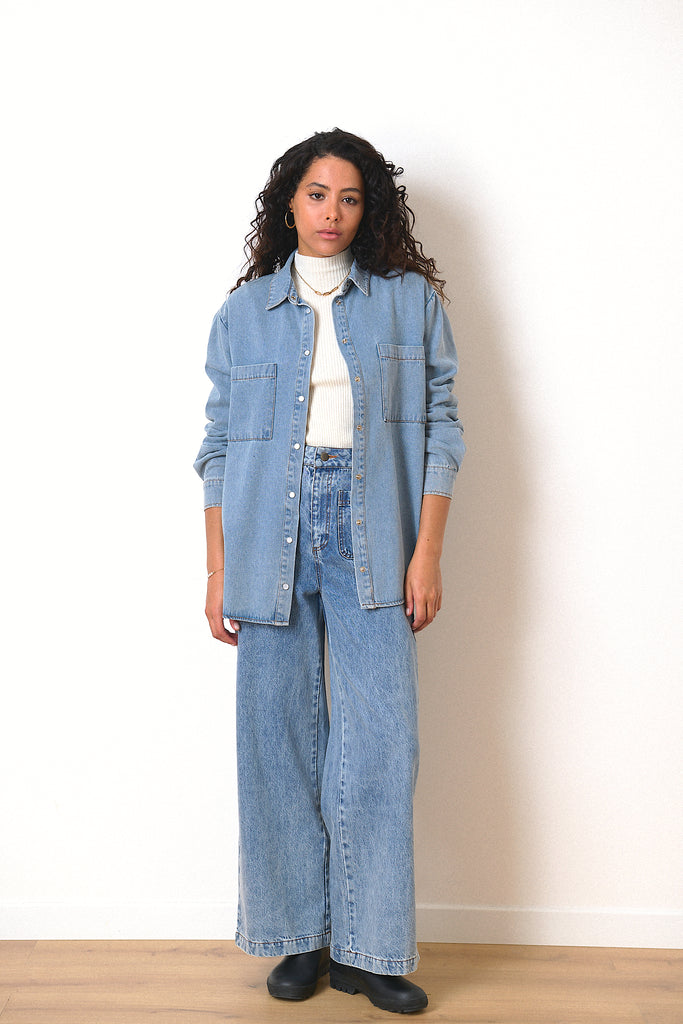 Haut bleu en chambray oversize avec poches plaquées et coupe fluide vêtement femme garance paris