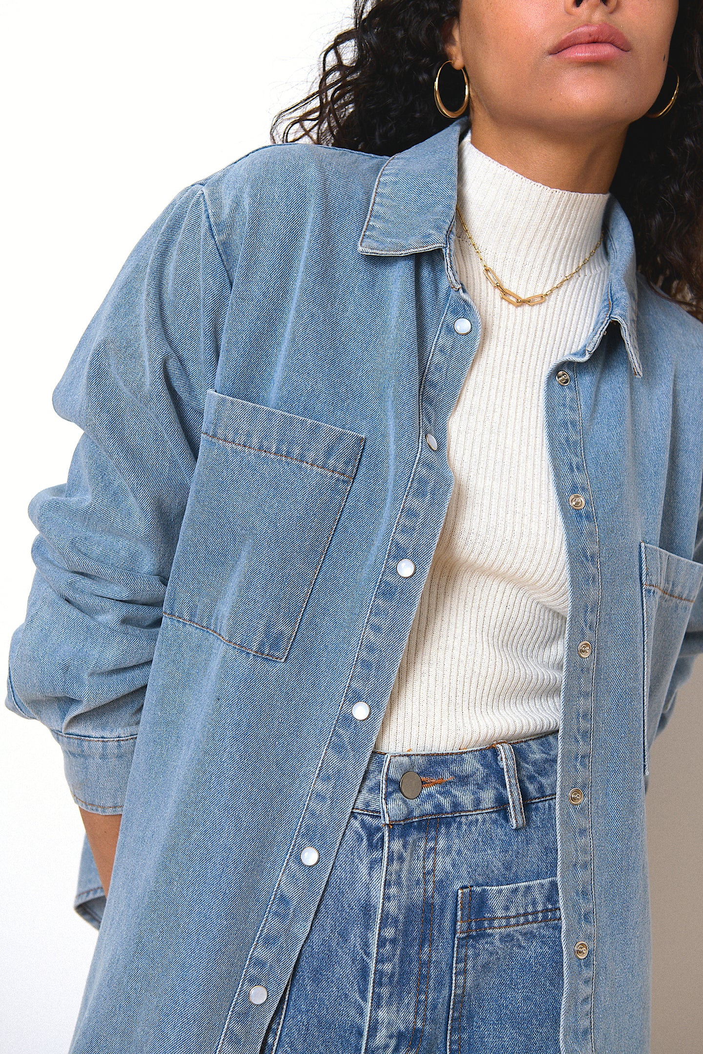 Top bleu oversize en chambray avec poches poitrine et allure décontractée collection printemps été
