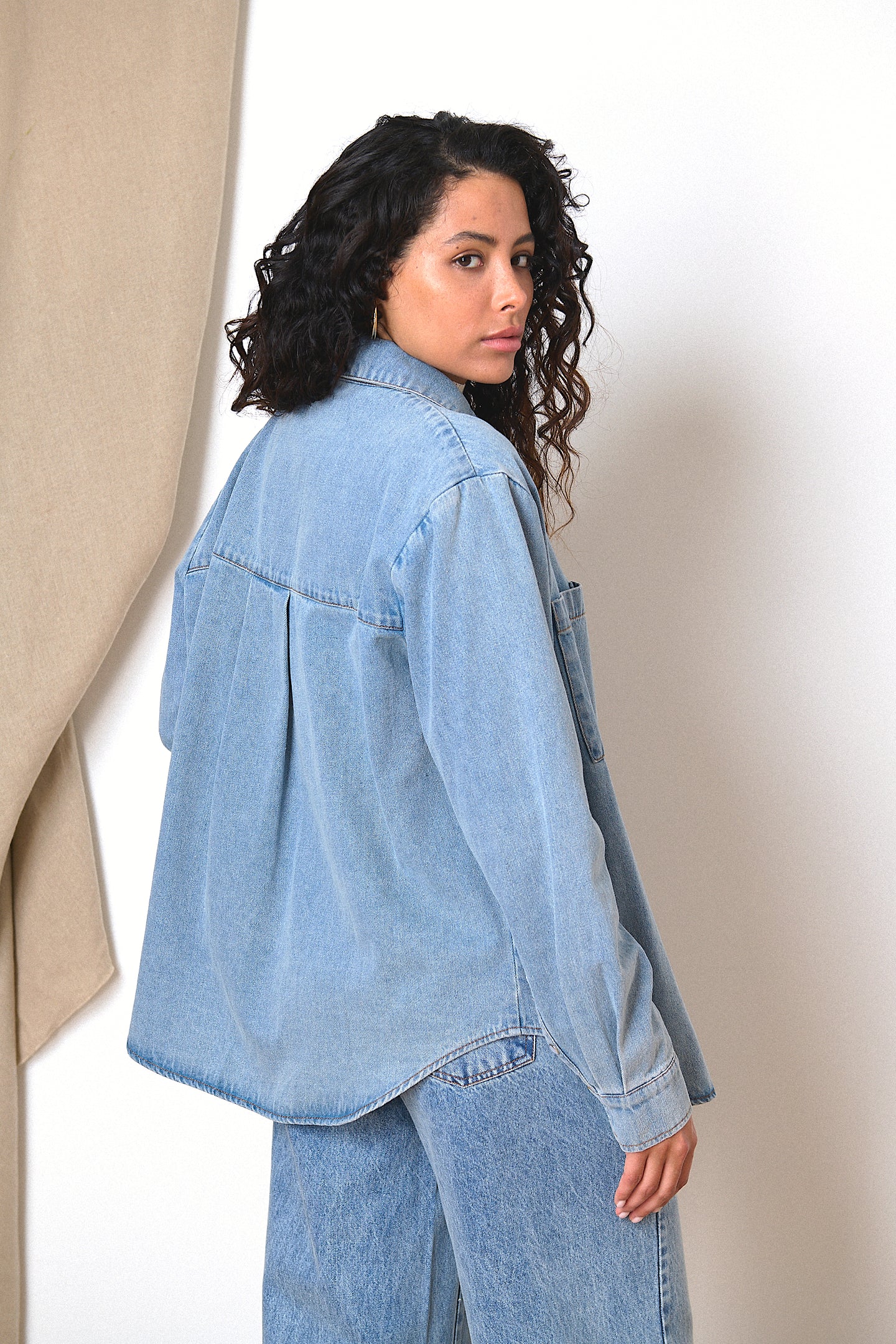 Chemise fluide en chambray avec coupe oversize et détails soignés coloris bleu garance paris