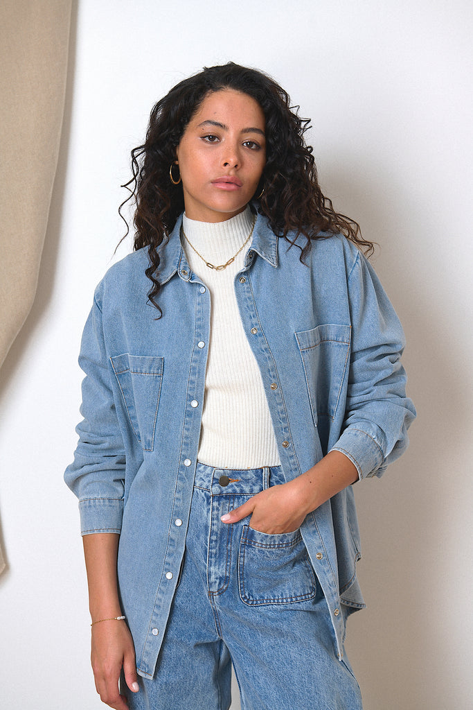 Chemise bleu en chambray avec poches pratiques et volume ample pour un look moderne vêtement vestiaire femme
