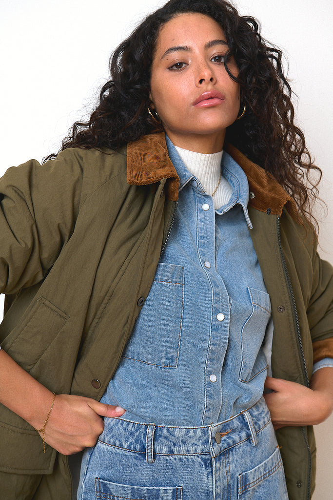 Haut féminin en chambray légèrement oversize avec poches fonctionnelles et style casual collection printemps été