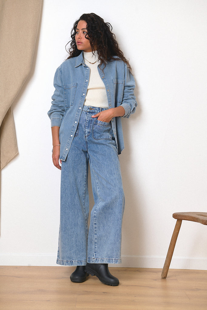 Chemise bleu oversize en chambray avec allure fluide et poches plaquées vêtement vestiaire femme
