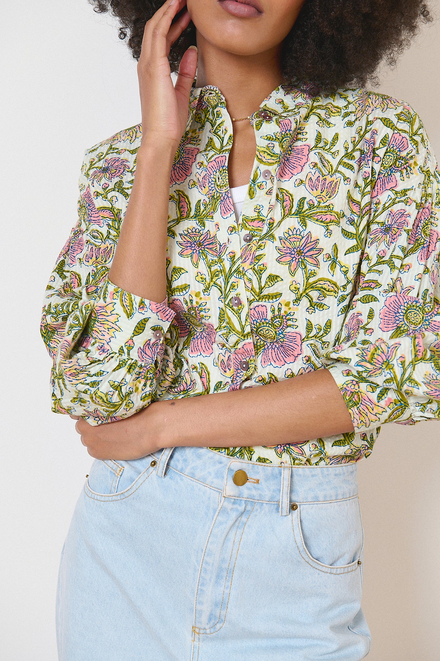 Chemise fluide kaki, coupe ample et manches larges boutonnées, un essentiel du dressing