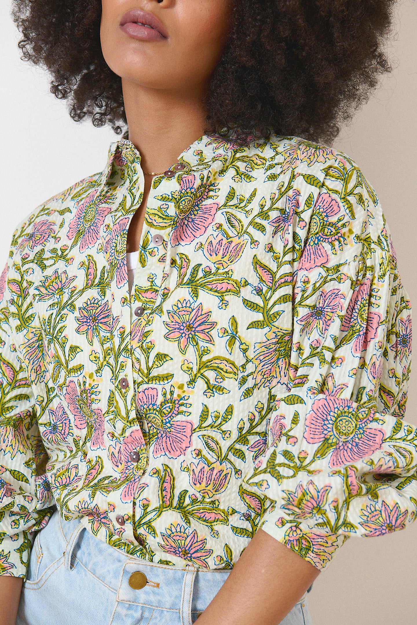 Chemise kaki à manches larges boutonnées, coupe oversize pour un confort et une élégance assurés