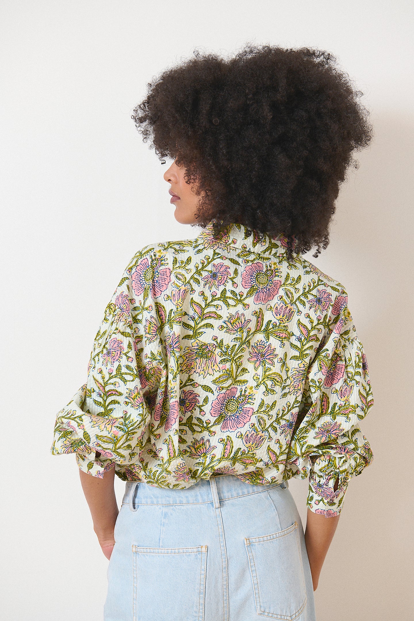 Chemise oversize kaki avec manches larges boutonnées, idéale pour un style structuré et élégant