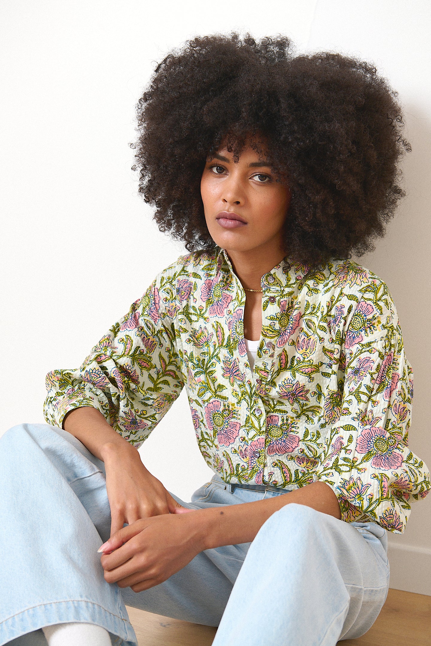 Chemise oversize kaki, manches larges boutonnées, une pièce mode incontournable cette saison