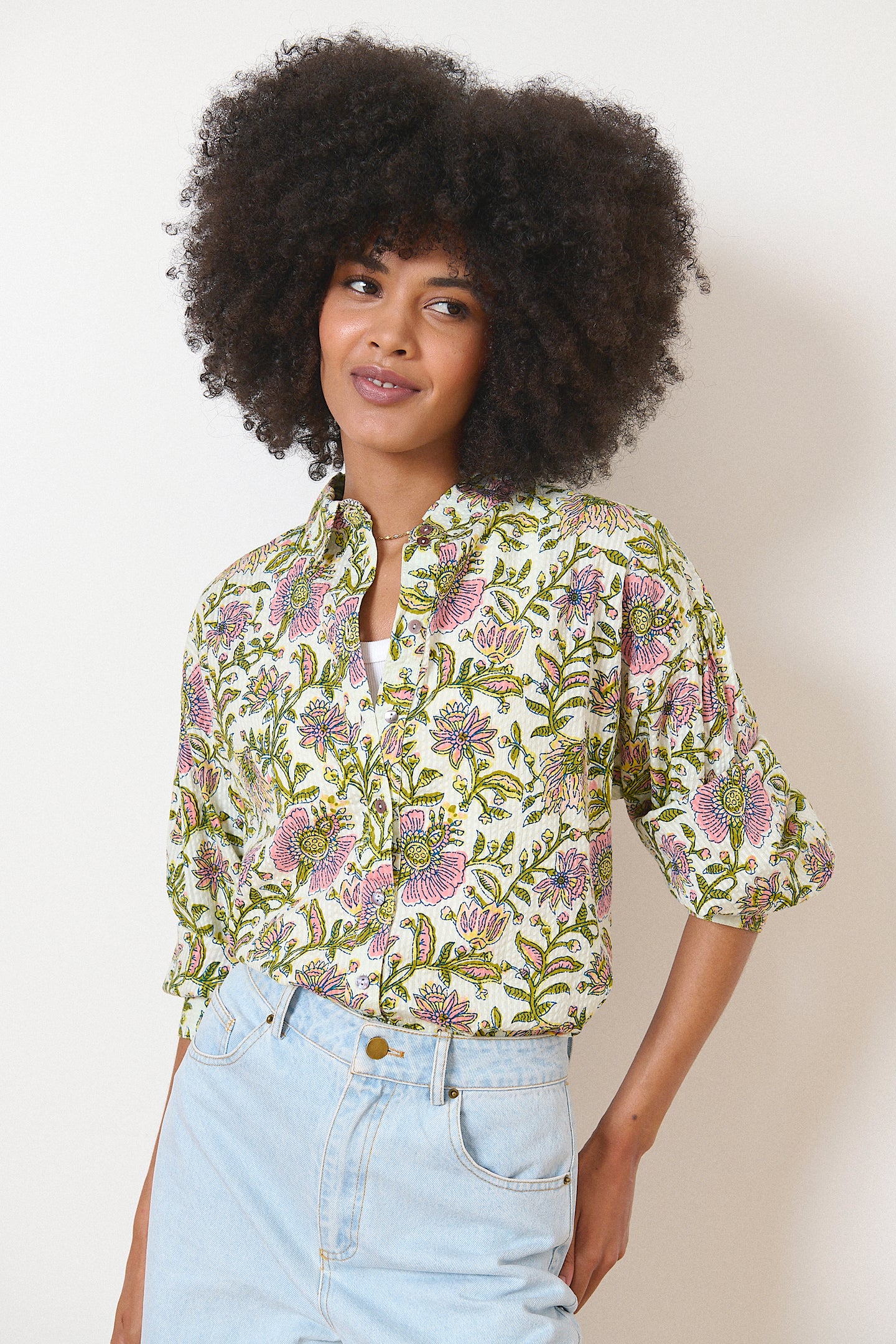 Chemise kaki à la coupe oversize, manches larges boutonnées, parfaite pour une allure chic