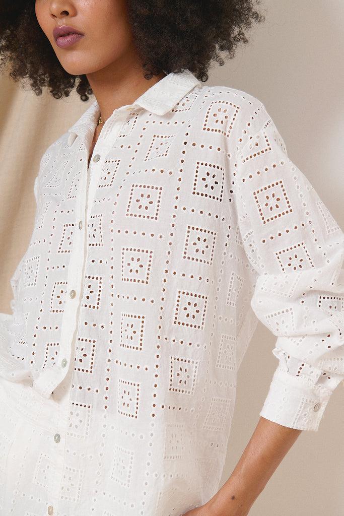 Chemise fluide à la coupe oversize avec motifs géométriques sur broderie anglaise 100% coton 