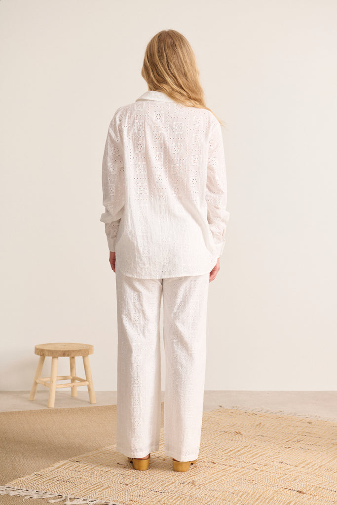 Haut élégant à col chemise tissu en broderie anglaise boutons nacrés légèrement oversize chemise femme élégante et confortable