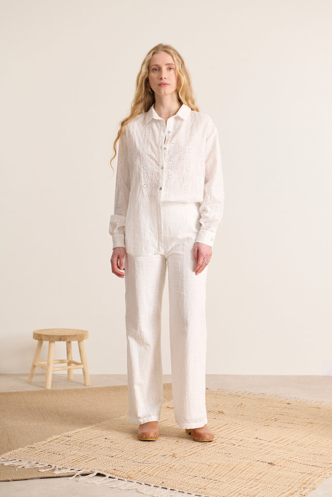 Top avec col chemise à la coupe fluide et légèrement ample avec manches longues et boutonnées 