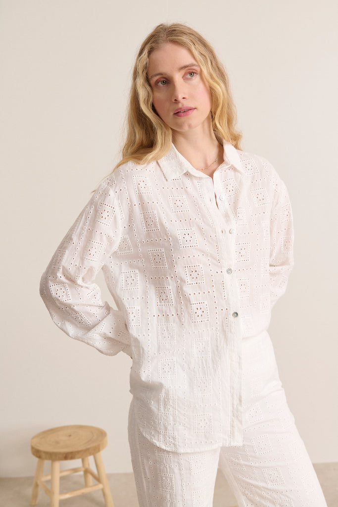 Chemise blanche en broderie anglaise tombé fluide et coupe légèrement oversize manches longues collection printemps été
