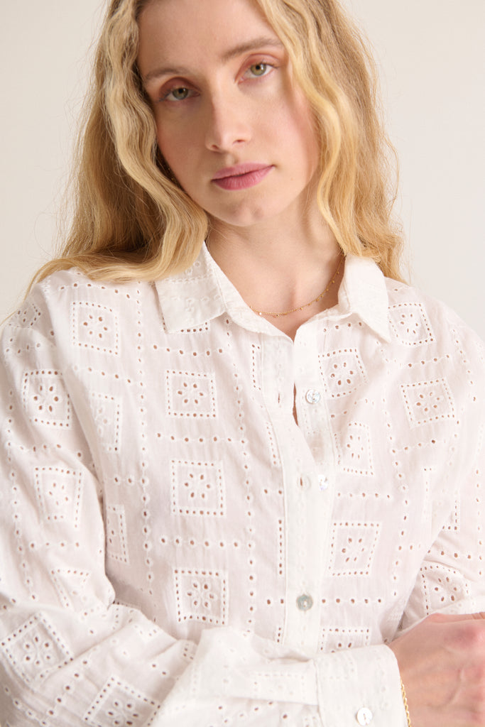 Chemise en coton Garance Paris tissu en broderie anglaise coloris écru et coupe fluide haut femme été