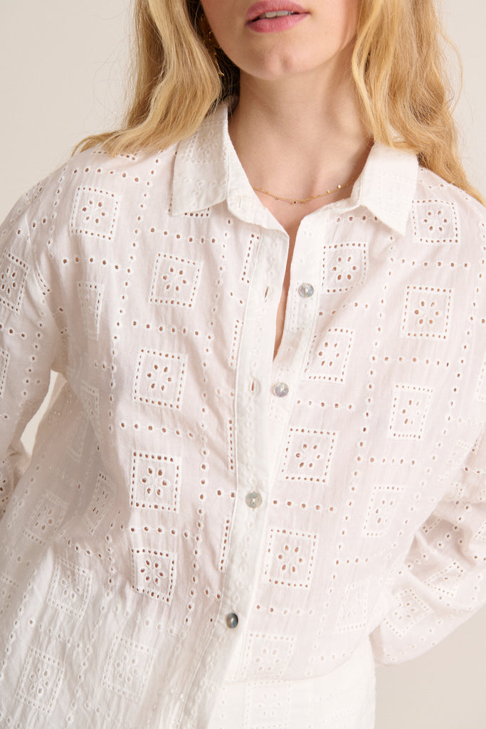 Chemise à coupe ample et droite avec tissu 100% coton broderie anglaise coloris écru marque parisienne Garance Paris 