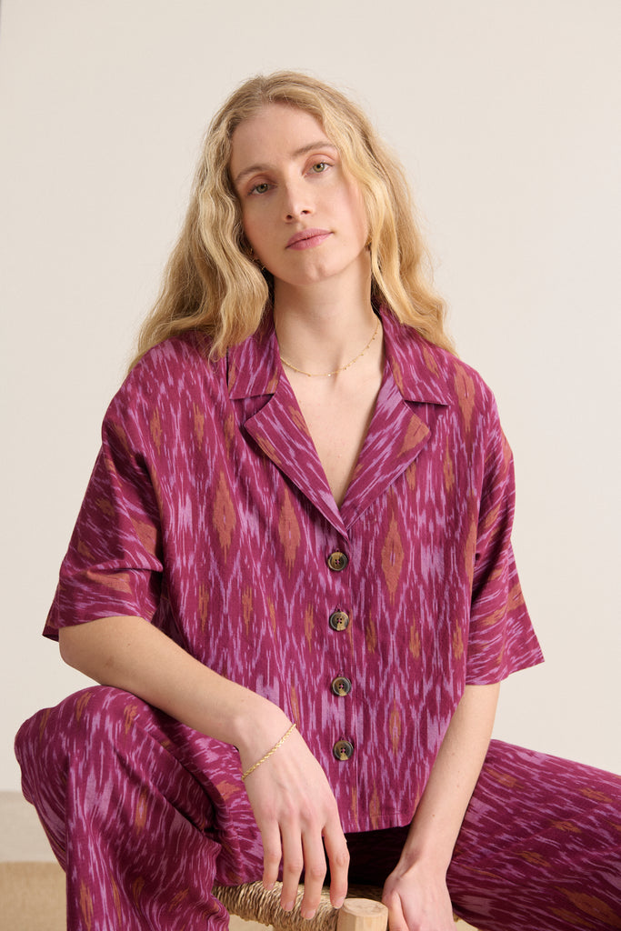 Chemise Garance Paris couleur grenat tissu IKAT coupe large bouton effet corne avant 
