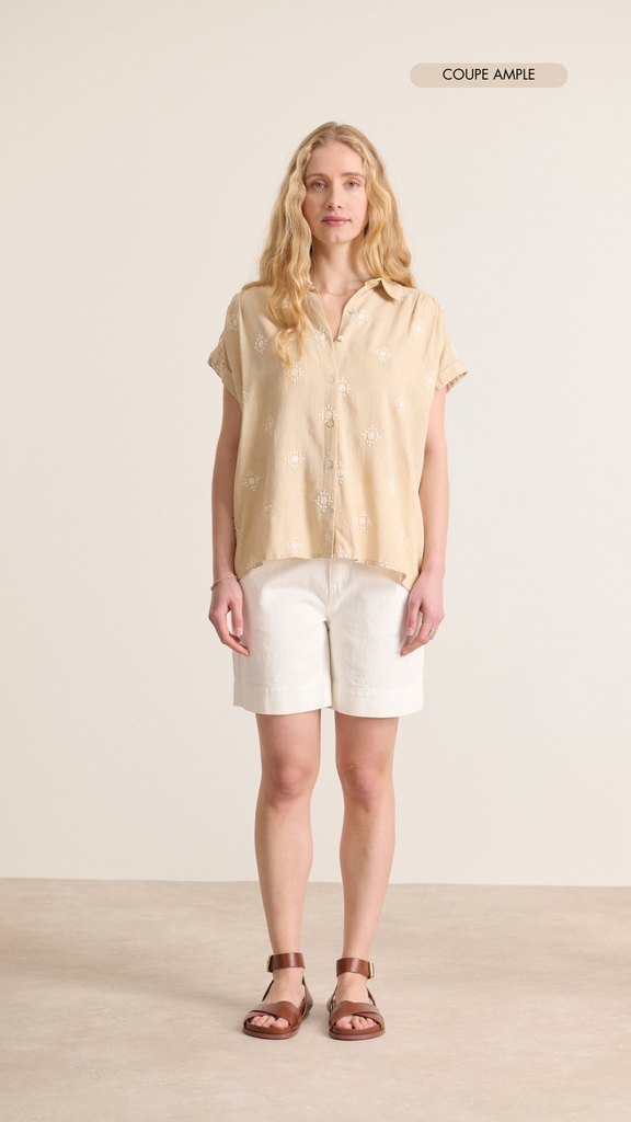 Chemise beige avec manches très courtes avec détails de broderie blanche et découpes et fronces pour une allure féminine Garance Paris