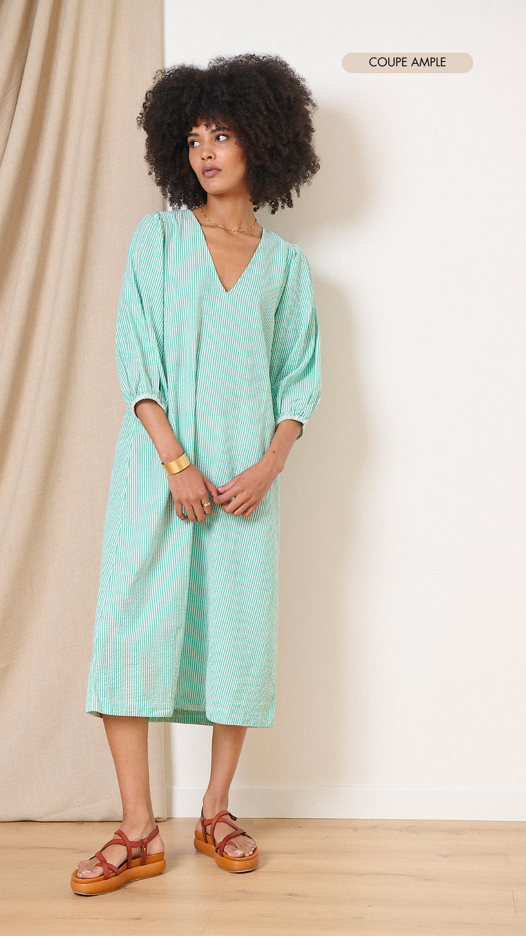 Robe midi droite kaki verte avec col V et manches 3/4 élastiquées, élégance et confort, vêtement femme