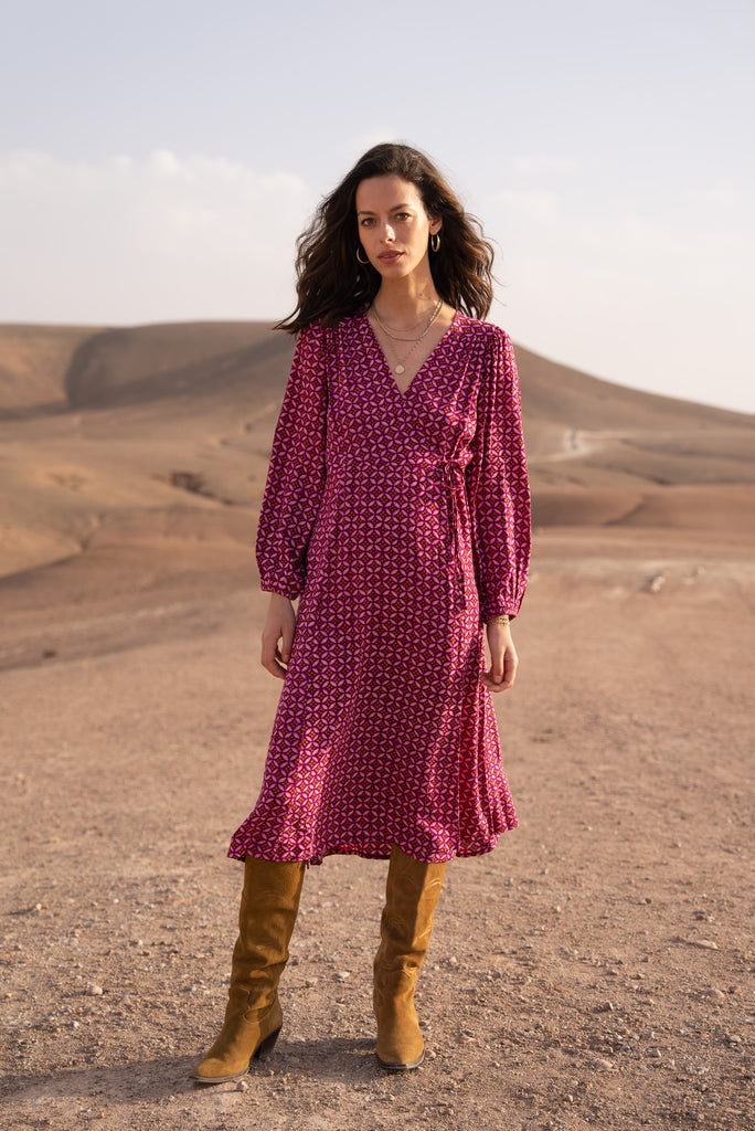 Robe rose portefeuille longueur midi avec manches longues élastiquées et col V vêtement femme