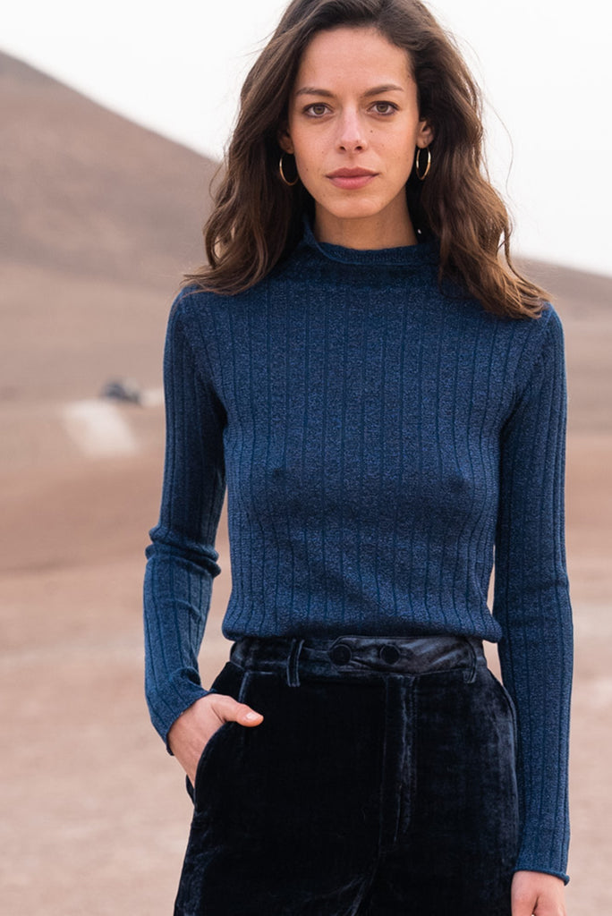 Pull à lurex bleu et col montant et manches longues coupe droite femme automne hiver
