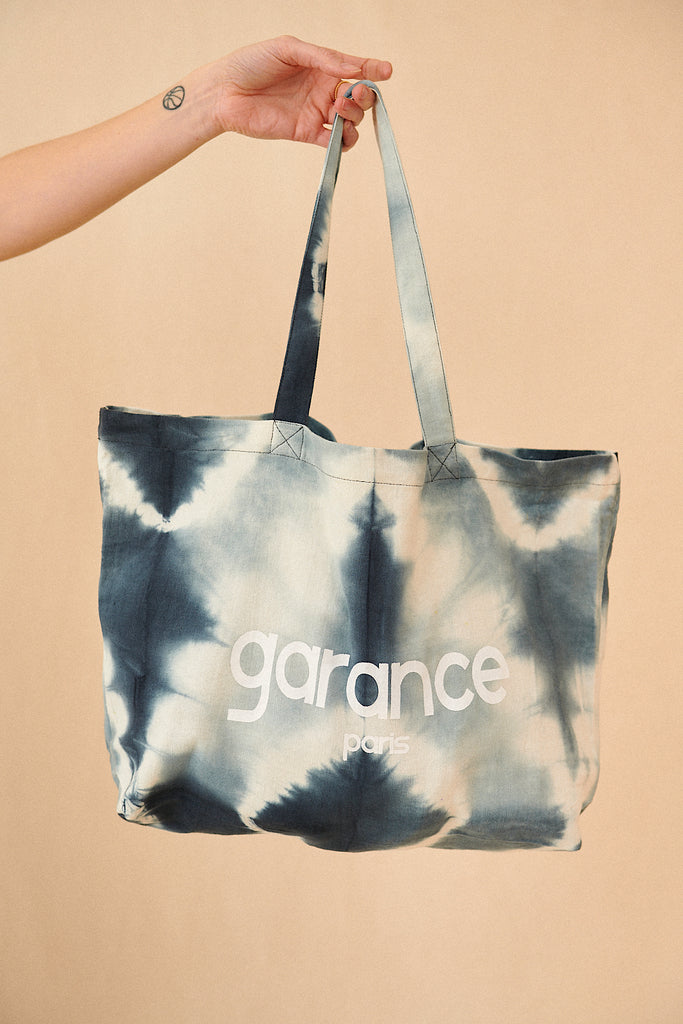 Tote bag avec motif tye an die couleur charbon garance paris sac cabas femme printemps été 