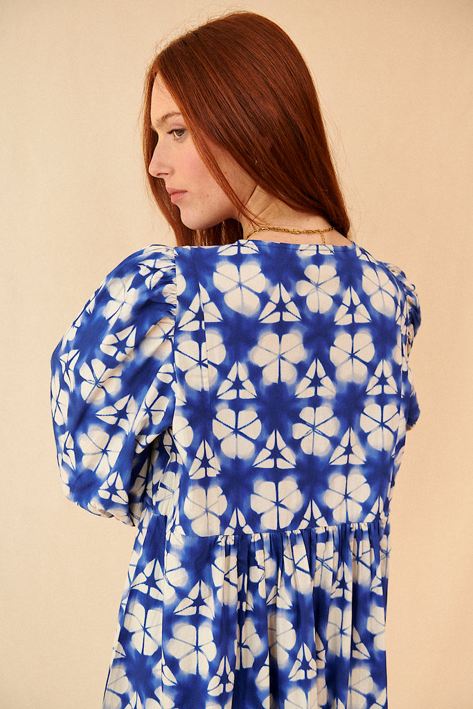 Robe ample et fluide indigo bleu avec motifs bohème chic élégant garance paris femme printemps été