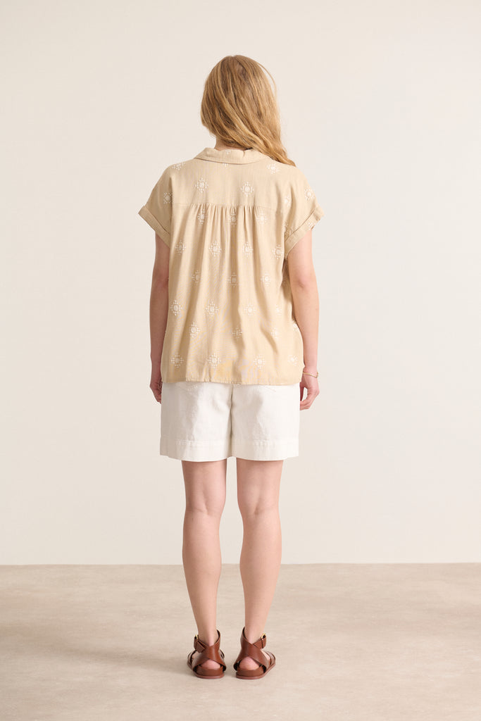 Vêtement femme élégant coloris beige sans manches en broderie coupe légère et fluide marque parisienne Garance 