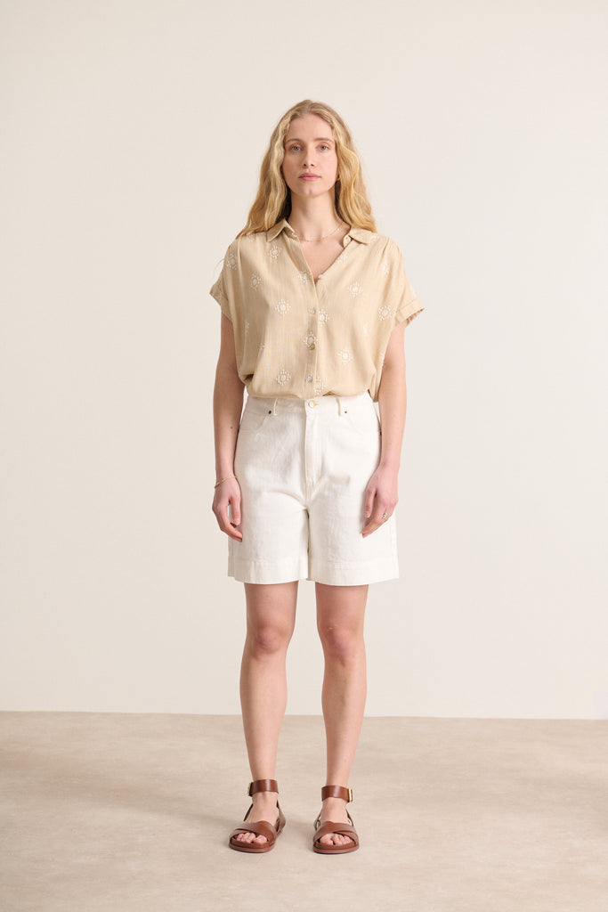 Bas blanc bermuda, large ourlet, poches avant et arrière, idéal pour une tenue fraîche et décontractée