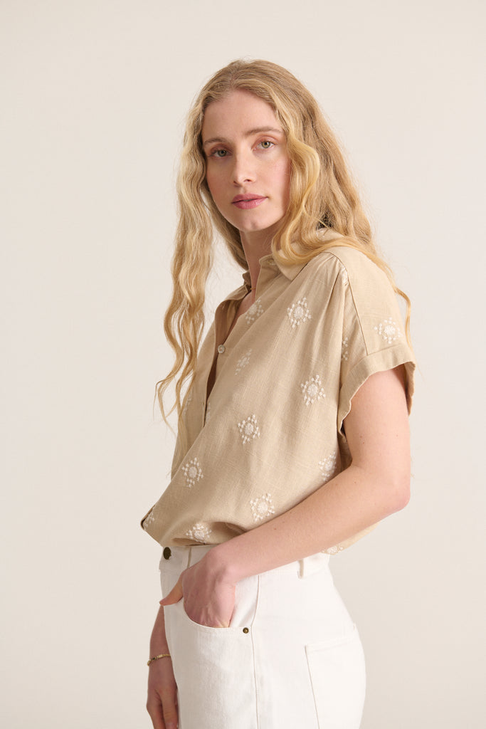 Top beige avec col chemise coloris beige et broderie avec découpe structurée et détails travaillés collection printemps été