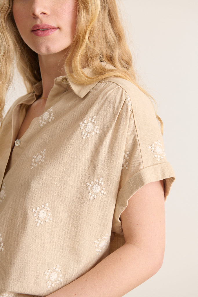 Chemise beige avec col chemise broderie découpes et fronces top avec allure raffinée vêtement vestiaire femme
