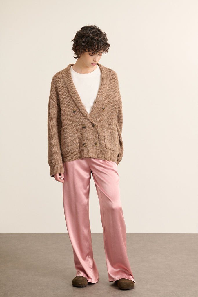 Gilet à la fermeture croisée avec bouton effet corne placé sur le côté, ajoutant une touche originale à la silhouette.