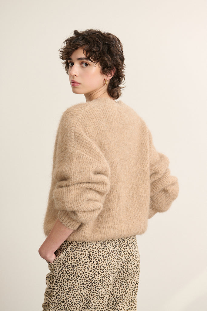 Vue arrière du gilet beige, coupe droite et ample avec ligne d’épaule légèrement tombante et dos uni.