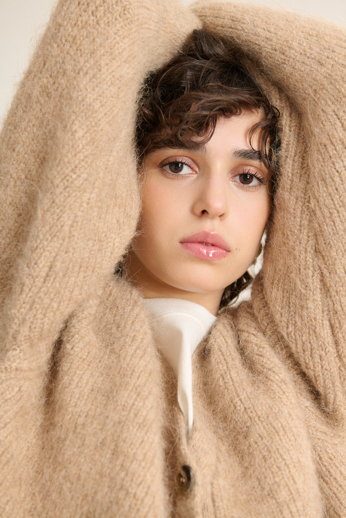 Haut à la maille légèrement extensible au tombé fluide, parfaite à porter seule ou en superposition selon la saison.