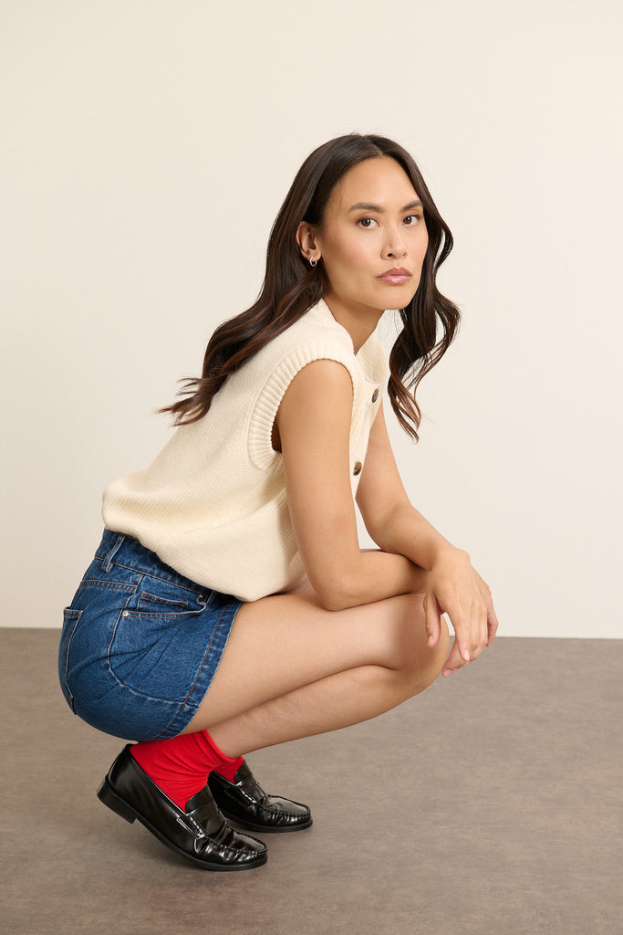 Gilet sans manches écru, collection Garance Paris automne hiver 2025, col rond et bouton effet corne sur le devant. 