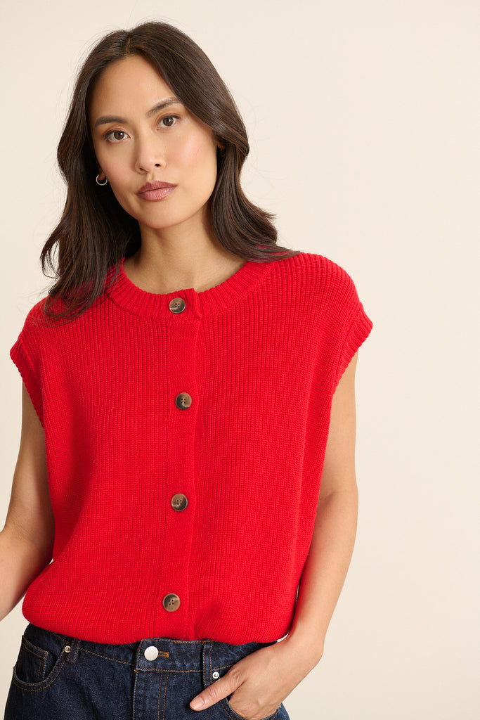 Mannequin femme de face portant un gilet sans manches rouge, coupe droite avec encolure ronde et fermeture boutonnée.