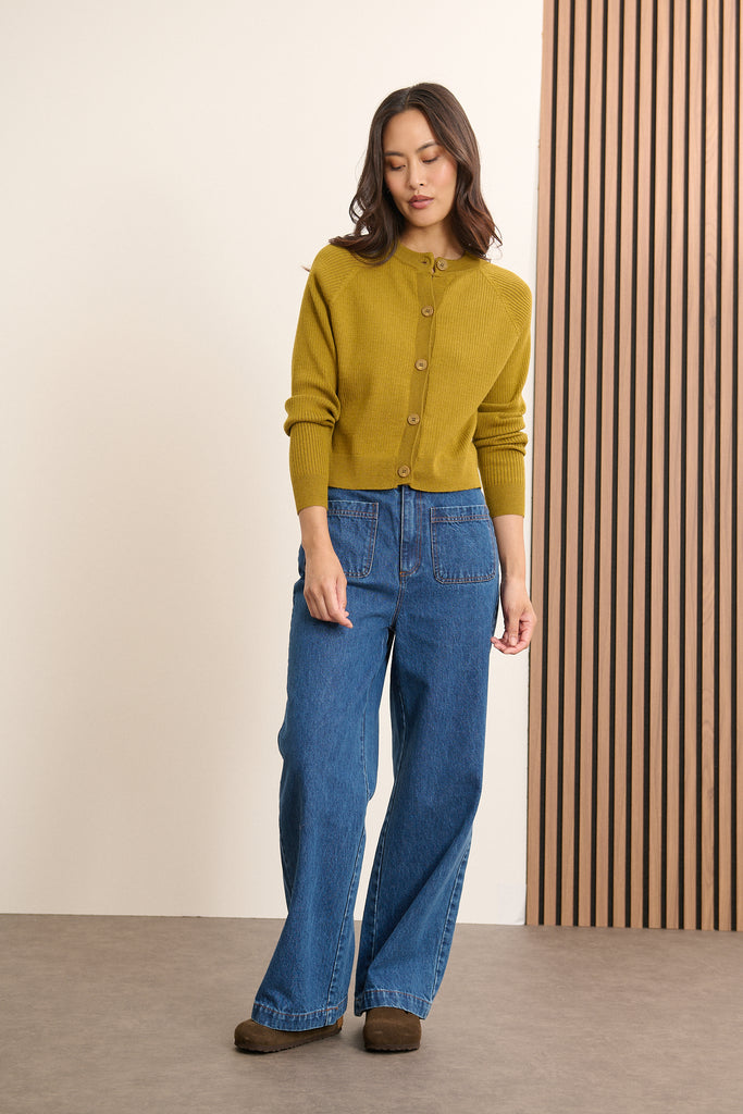 Coloris olive pour le gilet pour femme TIMEO à manches longues, fermeture par bouton effet corne sur le devant.