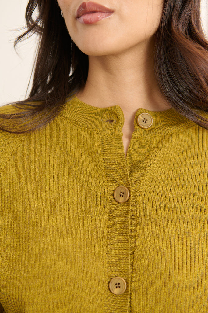 Maille douce composée de 55% viscose, 25% laine mérinos et 20% acrylique, toucher fluide pour un porté confortable.